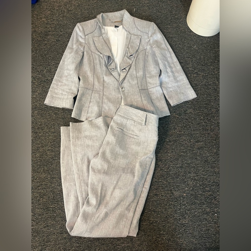 WHITE HOUSE BLACK MARKET light grey pantsuit - size 8